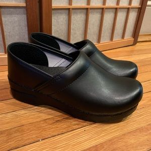 Black Dansko Nursing Clogs Size 38 Women’s 7.5-8